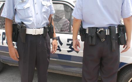 上海警察配带8件警械 首次装备催泪器(组图)