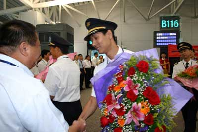 图文:广州新机场首发航班机组人员准备登机