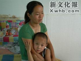 小鸡回家女生鸡红肿称被孩子老师勒的(图)打视频绳子耳光图片