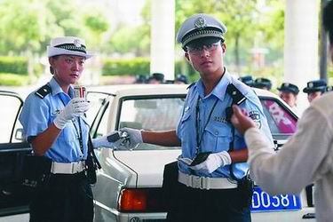 组图:上海交巡警首次开放警营展示练兵成果