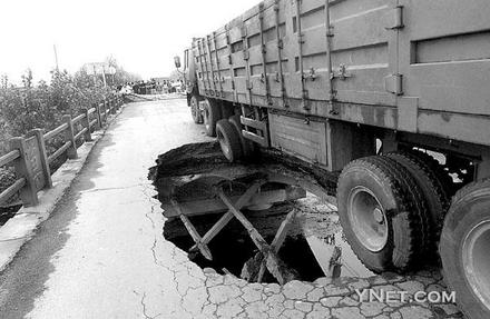 北京超载压垮大桥; 超载超重的卡车图; 一些超重超高大货车违规上桥