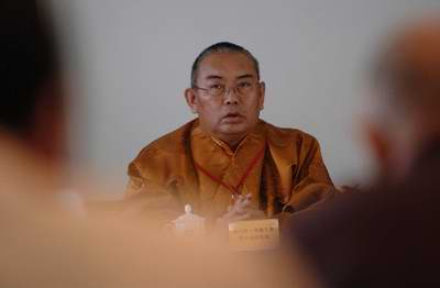 组图:藏传佛教工作委员会主任嘉木样活佛主持会议