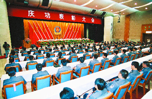 右上图:省委常委,市委书记车俊(左)等领导向市公安局副局长桑宝庆(右)