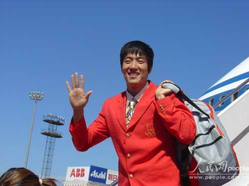 中国体育代表团抵京 各界近千人迎接 刘翔:祖