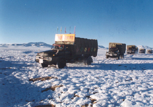 总后青藏兵站部的汽车兵们驾车行驶在雪域高原的天路上.樊厚东摄