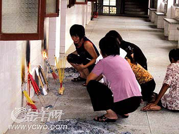 化州一名病人死在医院 家属在医院烧祭奠香烛