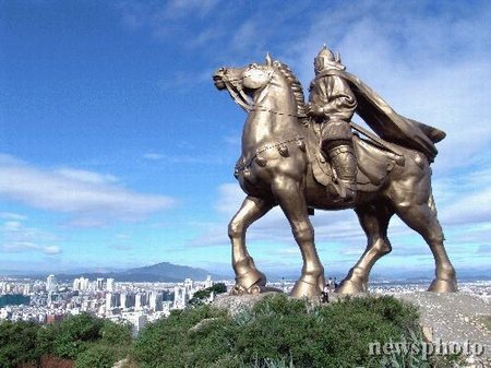 图文:国内最高的铜马雕像亮相泉州