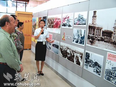 武汉举办图片展 306幅照片记录抗洪历史