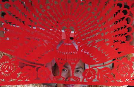 图文:傣乡"剪纸王"(2)