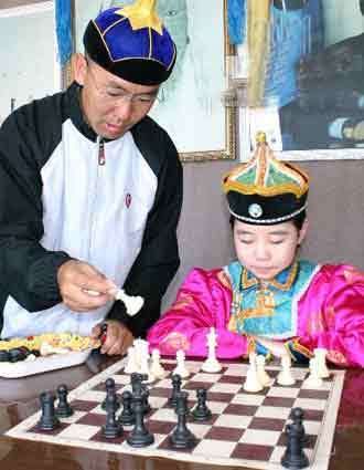 蒙古族的国际象棋“神童”10岁的“棋协大师”(组图)