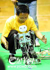 华工机器人足球队将赴韩国参加世界大赛(图)