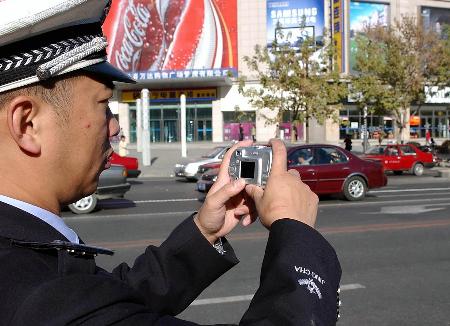 图文:[法制经纬]长春市为交警配备数码相机
