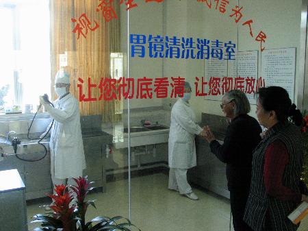 图文:透明视窗式胃镜清洗消毒室亮相上海(2)