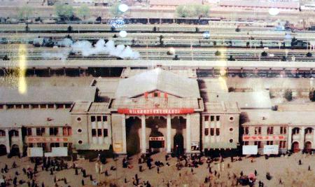 图文:百年郑州车站见证中国经济发展历程(1)