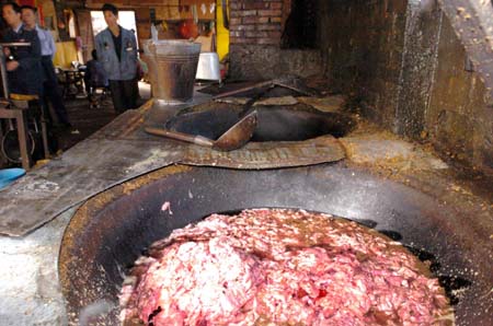 福州仓山黑作坊用废弃猪内脏炼食用油(组图)