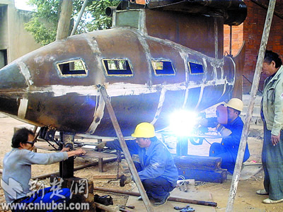 武汉蔡甸农民靠3万元资助敲敲打打造“潜艇”(图)