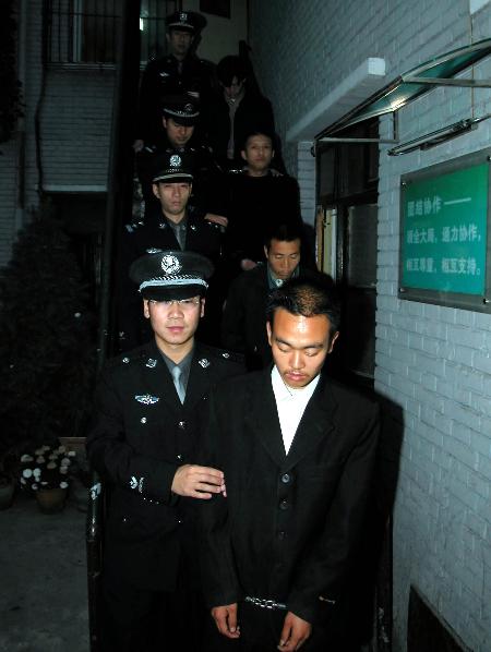 图文:〔法制经纬〕(1)北京站警方抓获四名网上通缉在逃犯
