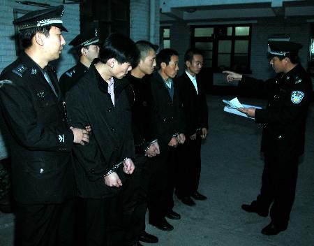 图文:〔法制经纬〕(2)北京站警方抓获四名网上通缉在逃犯