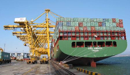 图文:(晚报1)中海全球最大集装箱船首航大连