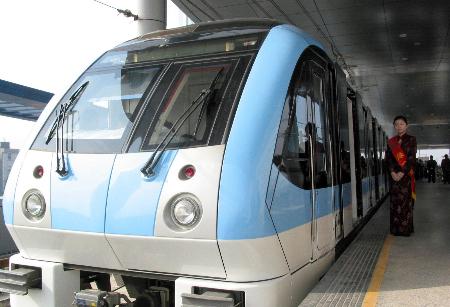 南京地铁加紧建设    11月17日,在南京地铁小行车站,一辆列车准备
