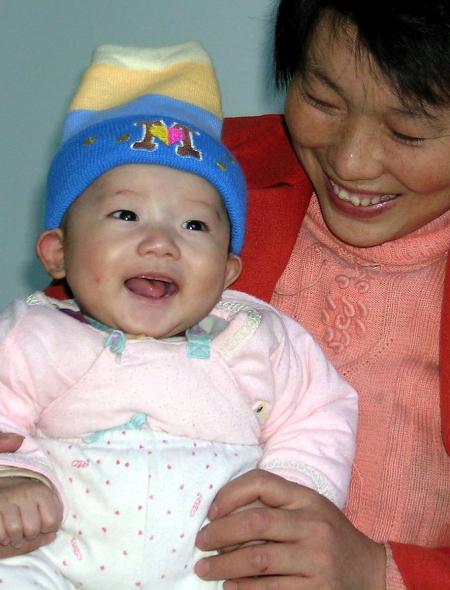 图文:[科教卫生](1)北京成功为一新生儿切除腰骶