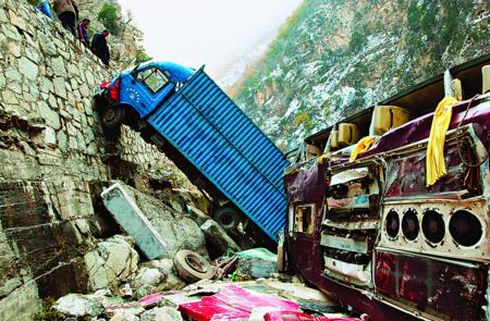 西安境内发生特大交通事故死亡26人46人受伤