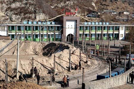 组图:陕西陈家山煤矿爆炸 170名矿工被困井下
