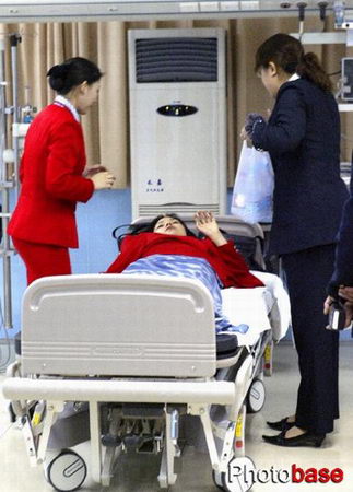 组图南航空姐在浦东机场摔出机舱受伤