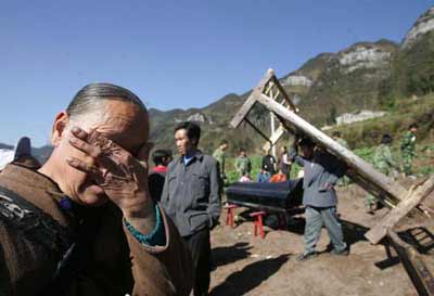 贵州垮塌灾民质疑地质灾害说 称煤矿将山挖空