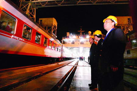 我国首条跨海铁路正式开通 今晨抵达广州火车