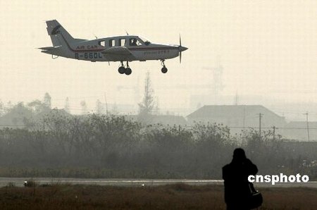 组图:中国自制空中轿车式轻型飞机首飞成功