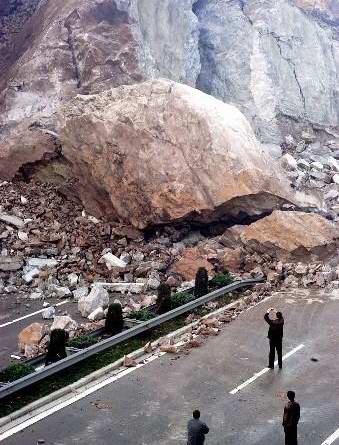 组图甬台温高速公路温州段发生塌方事故