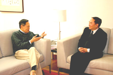 图文：2003年12月教育部长周济看望杨振宁