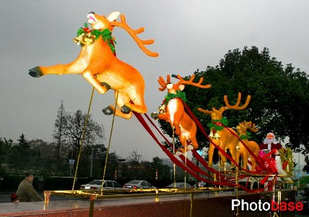 图文:圣诞老人驾鹿来杭州
