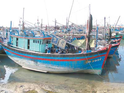 非法越界进入中国海域捕捞海南扣押9艘越南渔船图