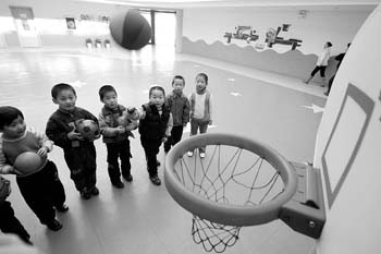 幼儿园进行一场的室内篮球比赛(图)