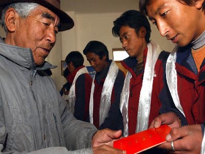 西藏登山学校第二批学员毕业(图)