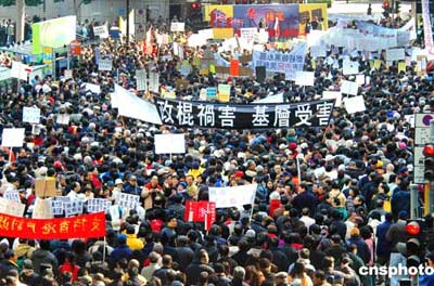 香港数万市民元旦举行反对政客乱港大游行(图)