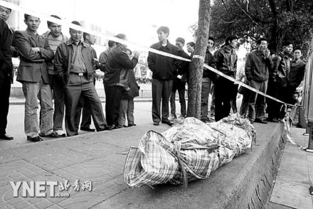 一位老人当场饿死过程,当你看完后绝对想哭