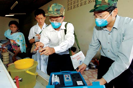 泰国不洁水疑引发疾病 广东医疗队帮助检测消