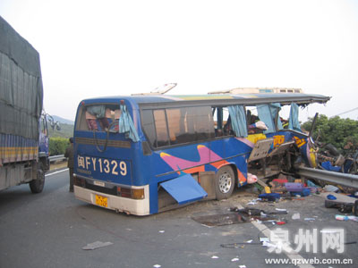 同三高速路发生意外特大车祸:28人死亡(组图)