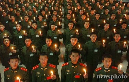 组图武警河北总队三支队官兵为海啸遇难者默哀