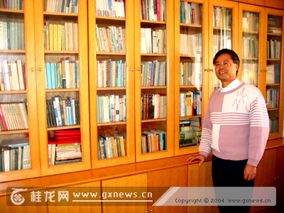 张俊秋老师在书房