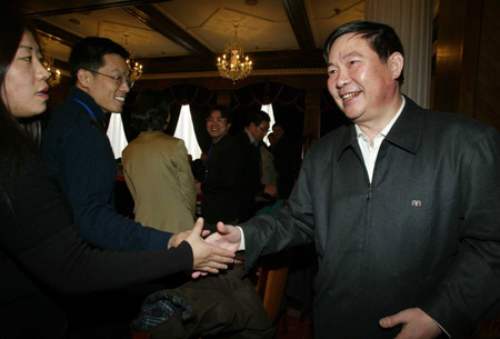 图文:天津市委宣传部部长肖怀远与参会人员握
