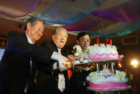 天津市老领导石坚等切开每日新报5周岁蛋糕