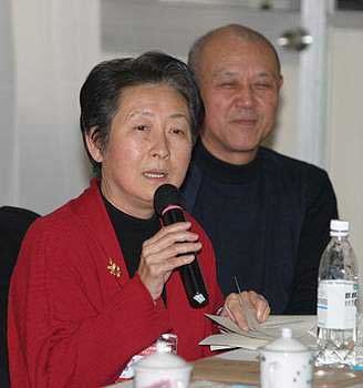 政协委员曹雷(左一)达式常(左二)参加分组讨论