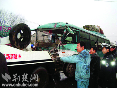 武汉东西湖107国道货车撞上满载客车 1死20伤