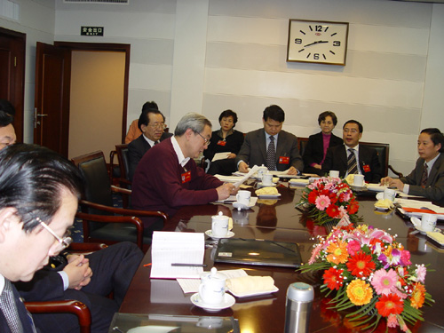 图文：市政协副主席朱相远参加22日小组讨论会