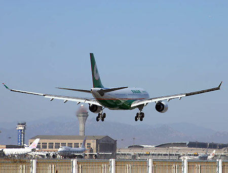 台湾长荣航空公司民航客机抵达北京首都机场