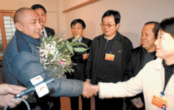 图片说明:彭叶涛(左)收到鲜花 摄影 谭清泉从检10余年,办理了500余件